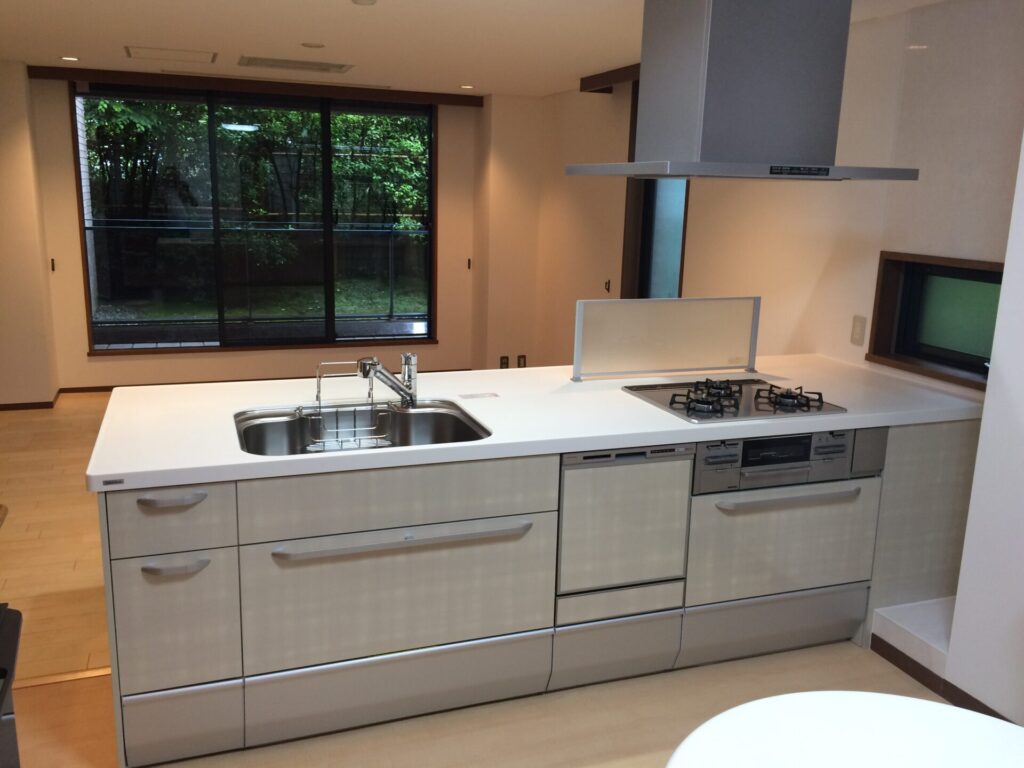 リビングを見渡せる明るいオープンキッチン