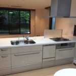 リビングを見渡せる明るいオープンキッチン