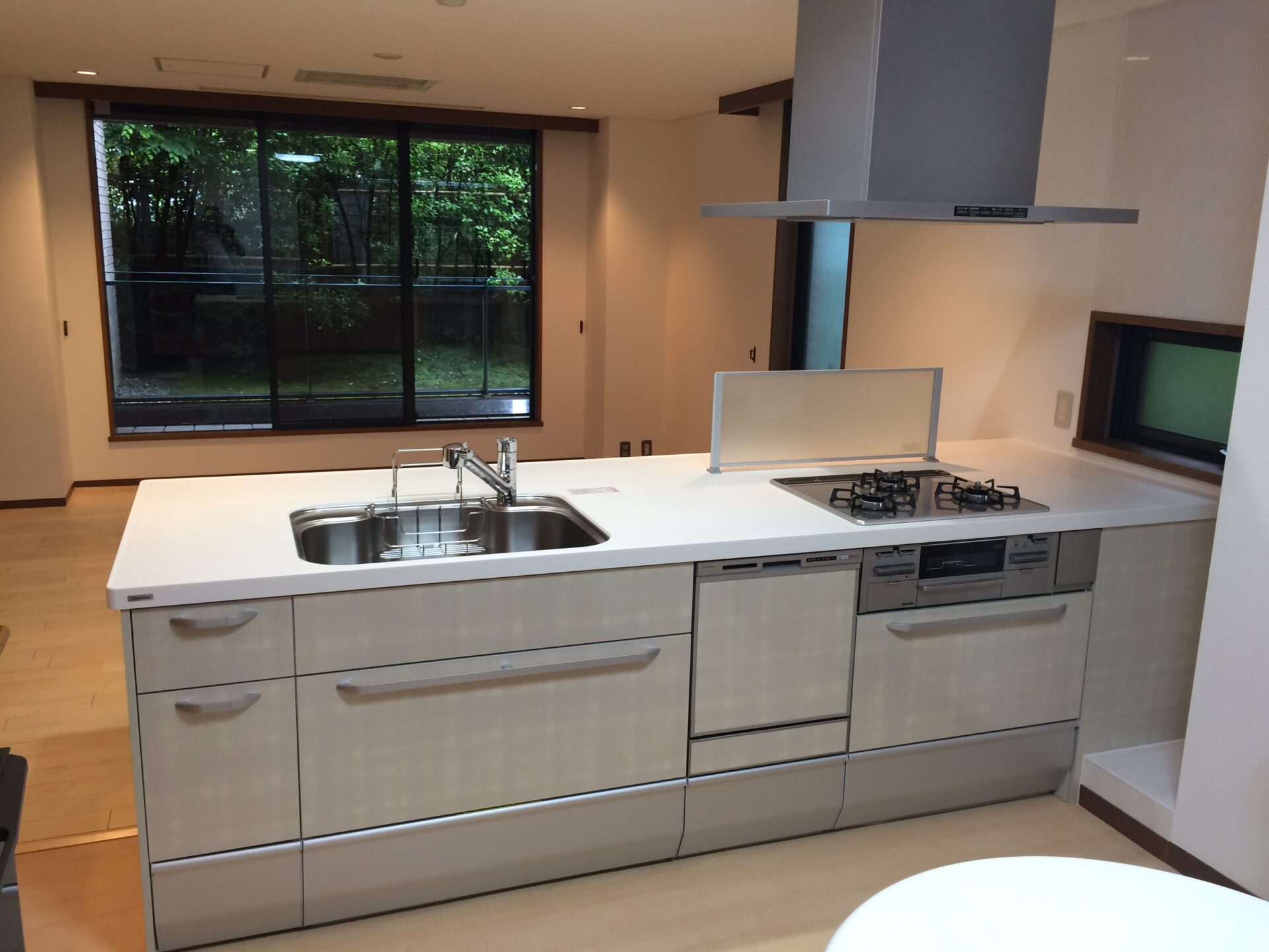 リビングを見渡せる明るいオープンキッチン