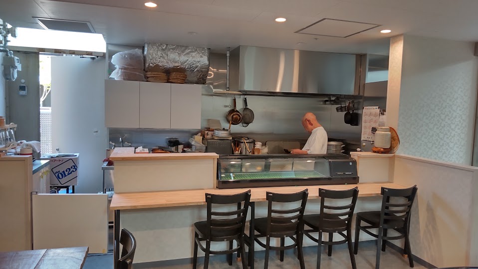 お客様と大将の目線が合うように店内フロアは30㎝底上げ！