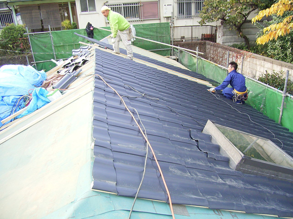 軽量瓦で屋根を軽く、ツイン基礎を採用、 安心安全のしっかり耐震